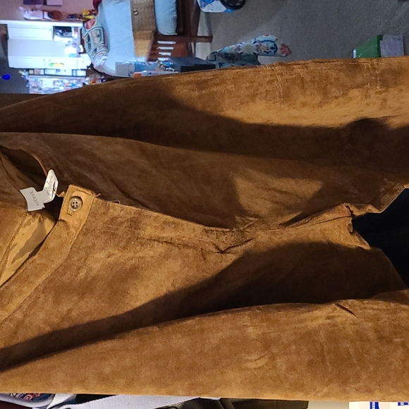Genuine leather pants. This is not a waist 26, and converts to a XXL-3XL - Picture 3 of 4